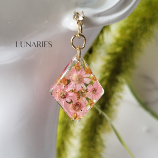 Rhombus Earrings with Pink Dried Flowers
